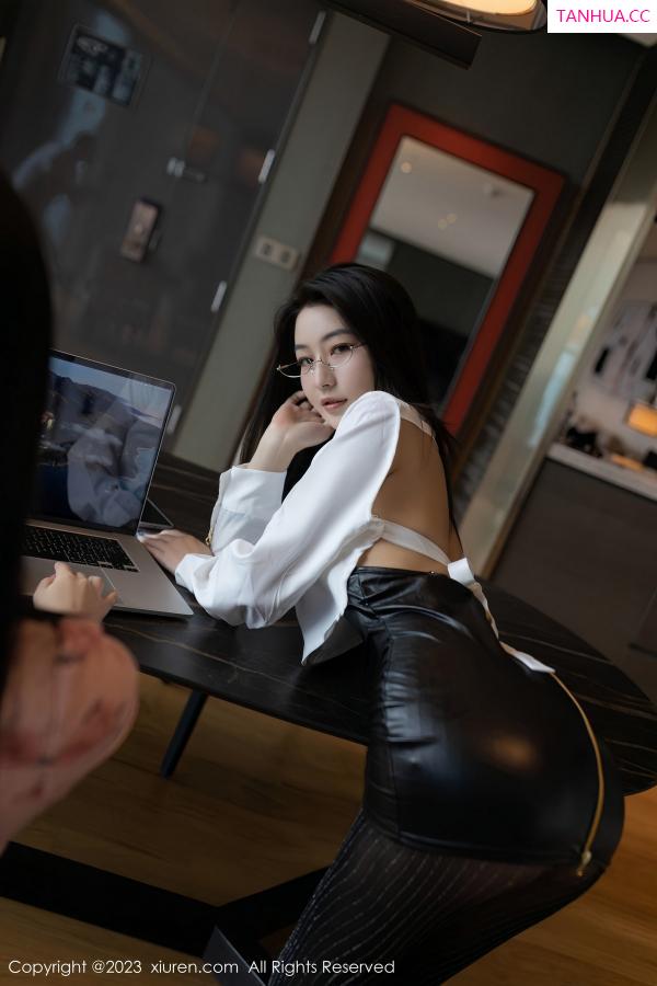 熊小诺 哎小诺 [XiuRen]高清写真图 2023.10.23 No.7547 熊小诺 短裙黑丝第2张图片